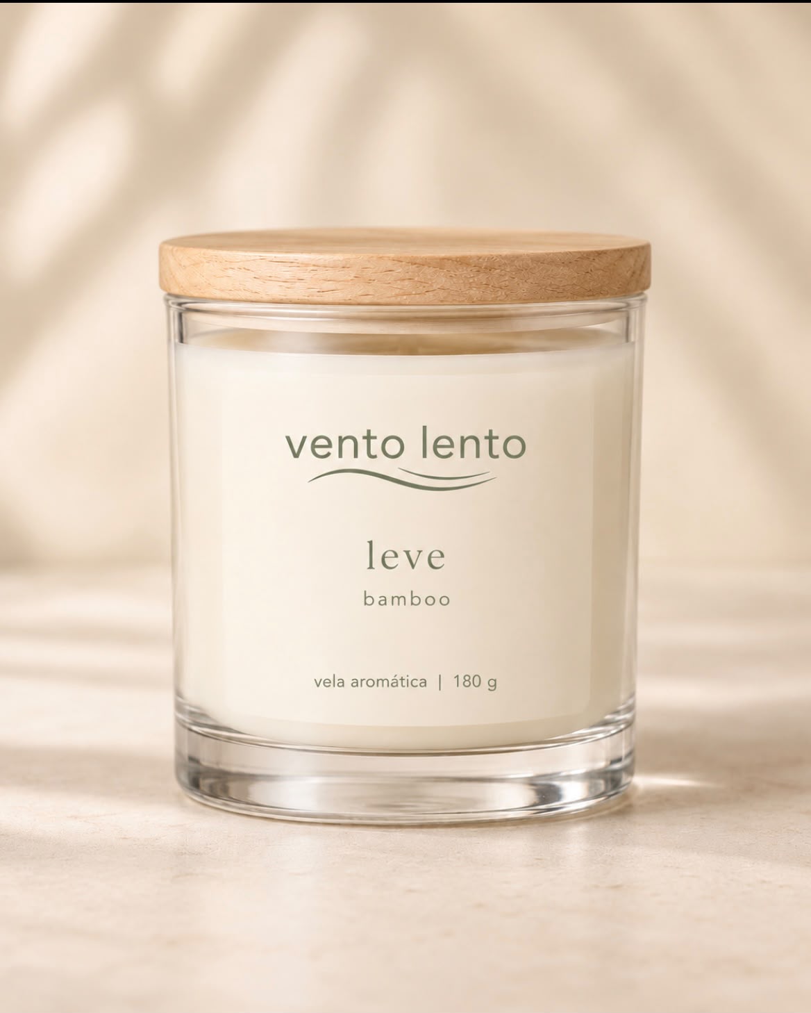 Vela Desacelera Lavanda e Sândalo em copo de vidro transparente com tampa de madeira clara
