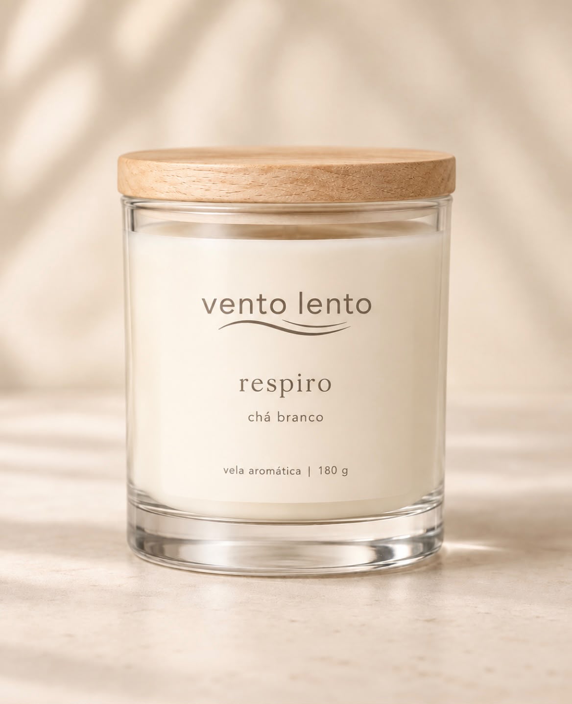 Vela Respiro Chá Branco em copo de vidro transparente com tampa de madeira clara